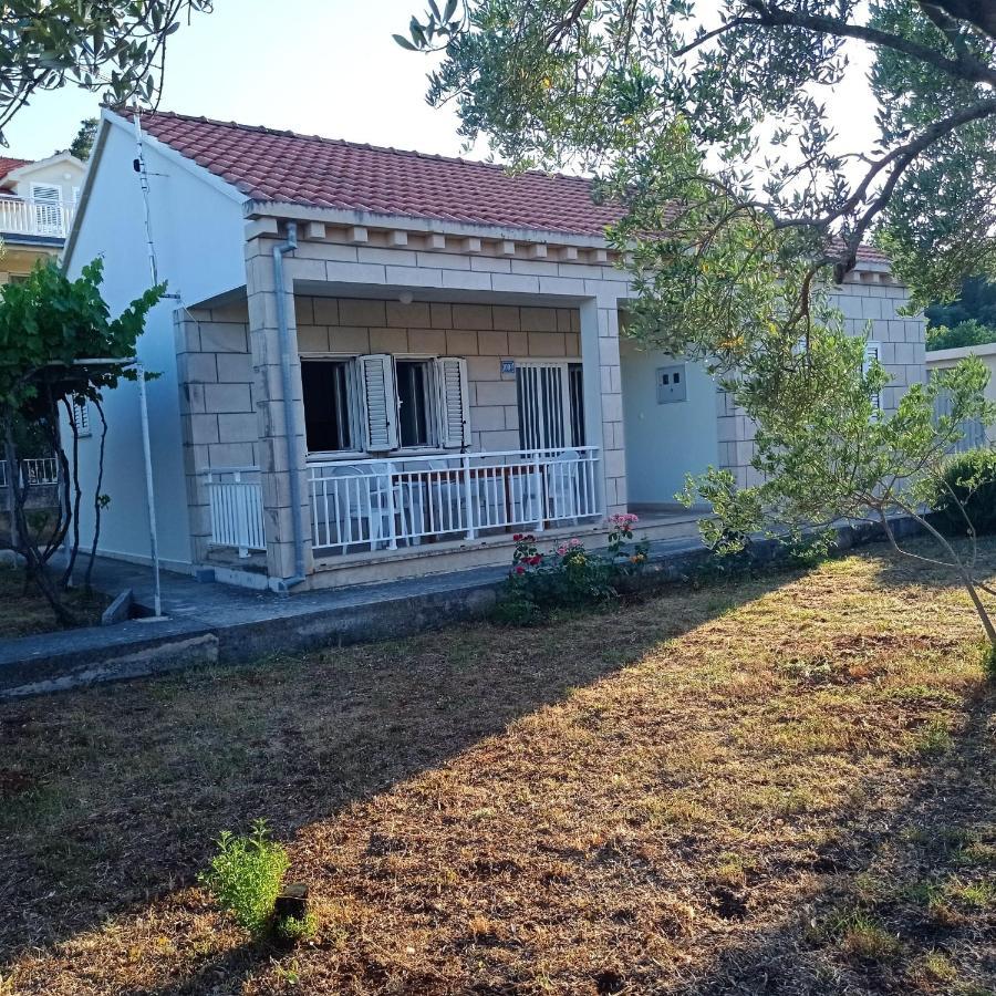 My Mediterranean Villa With Huge Garden And Own Parking Lumbarda Exterior photo